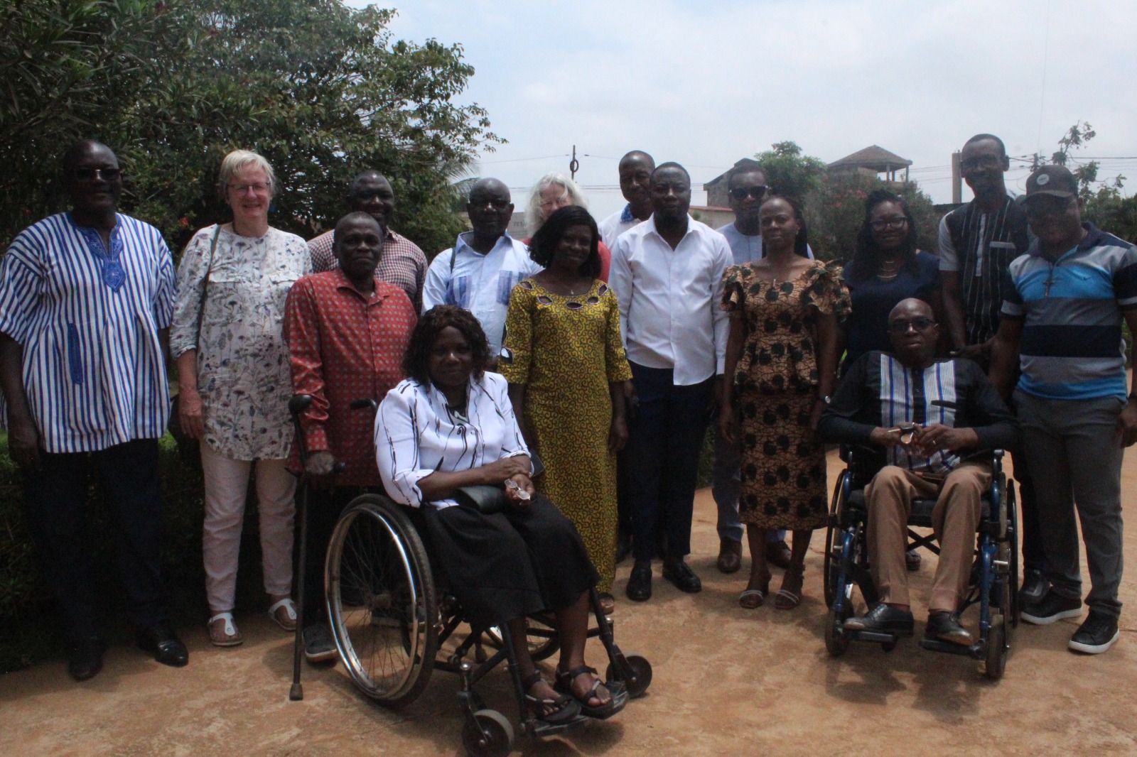 Photo de famille personnel de la FETAPH, délégation de la
                                                                                        Fondation Liliane et de l'ODDS au Togo