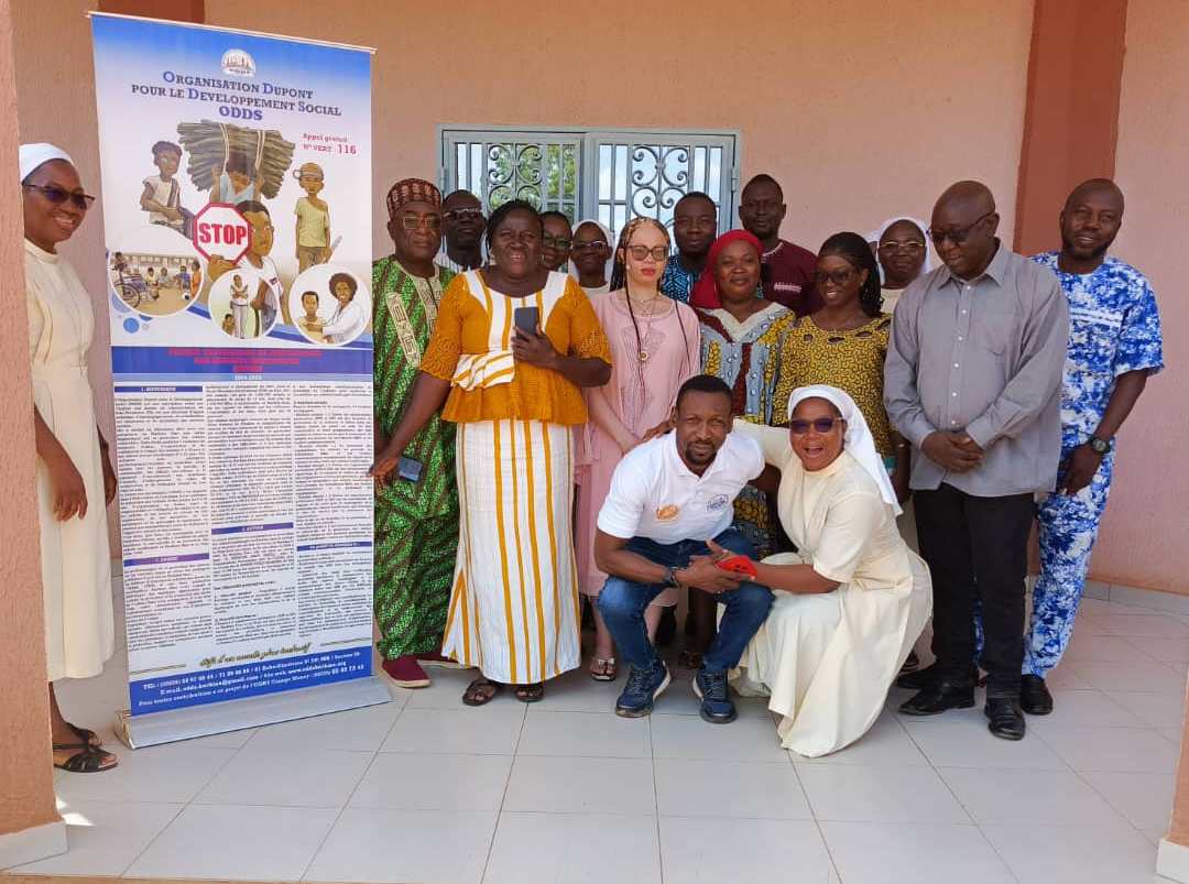 Photo de famille des acteurs de la sauvegarde et de la protection, de l'�quipe de l'ODDS
                                              et de la d&eacute;l&eacute;gation de la FETAPH en visite au Burkina