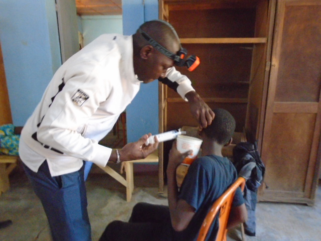 lavage des oreilles d'un enfant